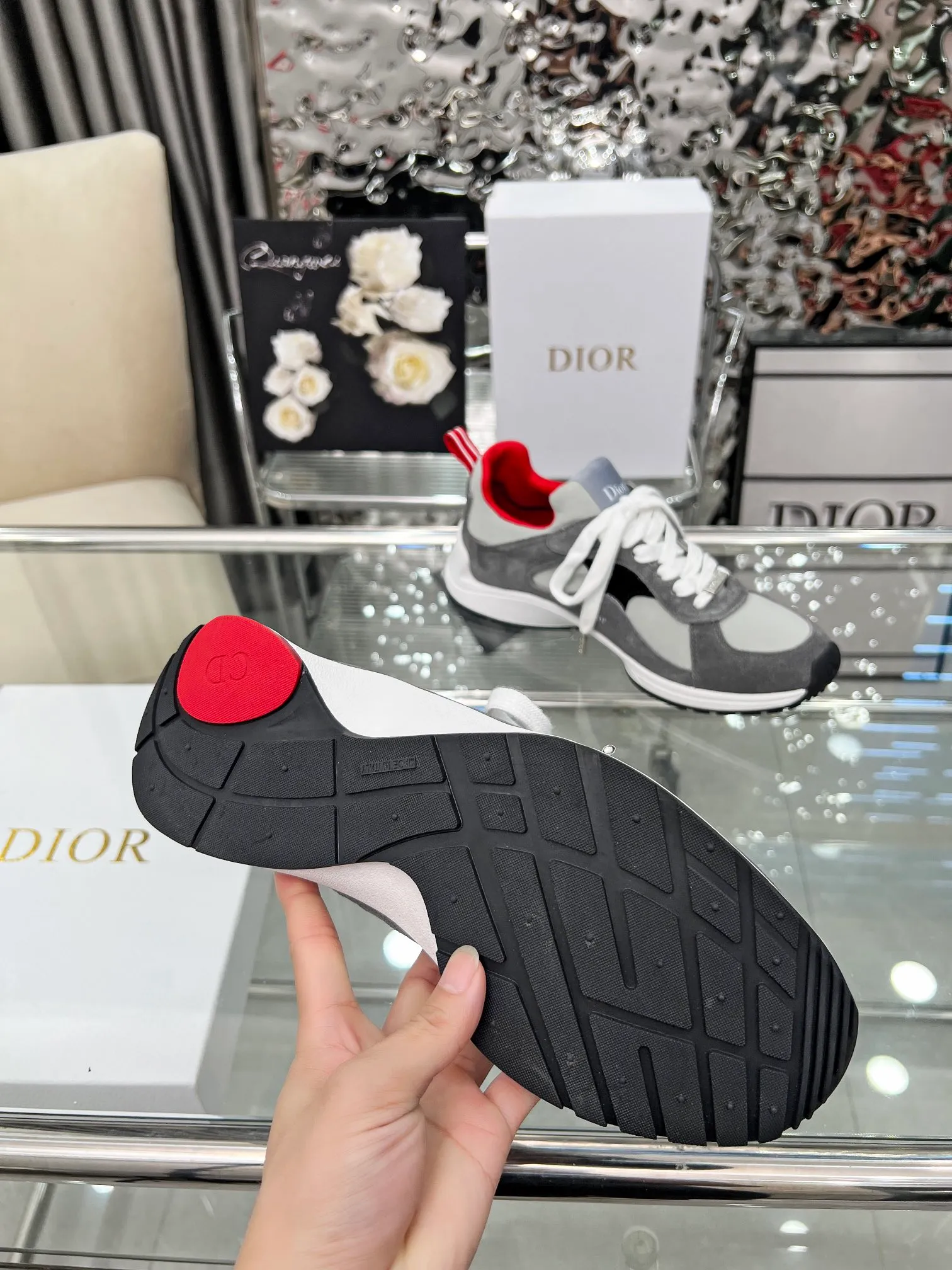Men's shoes 💰540 Dior, the latest Star series on the show, this Dior Star dad sneaker is a new product for the fall of 2025, enriching the classic series with fashionable retro style. Carefully crafted, these Dad Shoes style shoes can be paired with casual looks all year round and follow the trend of the retro market. The Dior logo on the tongue also indicates that this pair of shoes is the B30 model! B30 uses fine-textured leather and mesh cloth materials to form a shoe body. There are conspicuous letters CD on both sides of the shoe body to indicate identity. The multiple lines on the shoe body outline the details, making the shoes look less monotonous and full of retro three-dimensionality! Code number: 40-46 Color: four colors